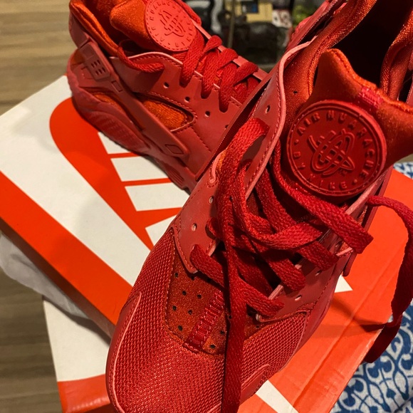 [SOLD] Nike “Triple Red” Huarache - Picture 3 of 11